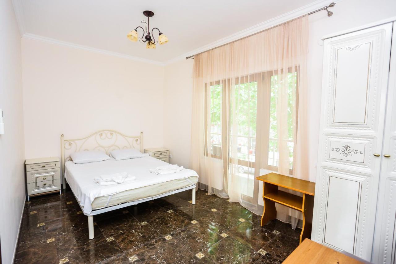 Hotel Sabina Гагра Екстериор снимка